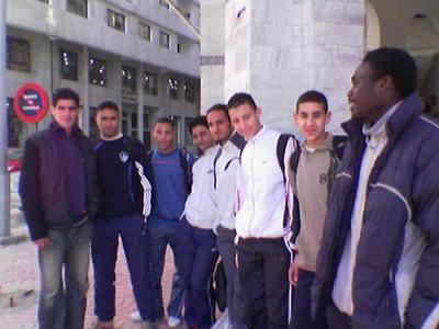 moi avec les joueurs de foot de I.R.T